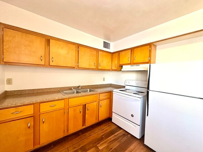 Foto del edificio - $400 Off Move In Special! Spacious 1 Bedroom with Hard Wood Flooring! Community Laundry and Off S...