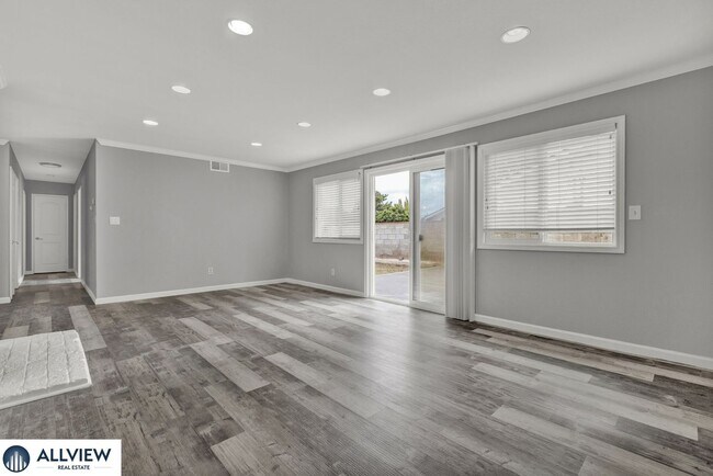 Building Photo - Charming 3 Bedroom 2 Bath Home in Sierra M...