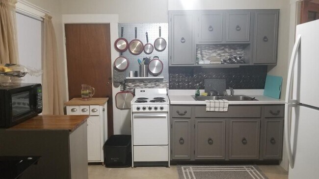 Kitchen - 87 Jackson Ave