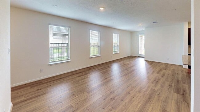 Building Photo - 4809 Sun Fls Dr