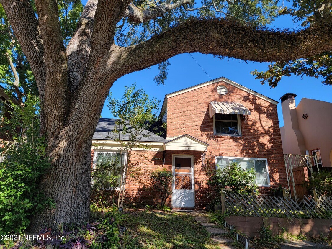 Primary Photo - 1131 Lasalle St