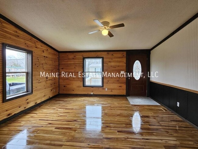 Building Photo - 113 H St