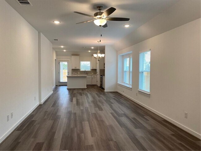 Foto del edificio - 652 Pheasant Hill Ln