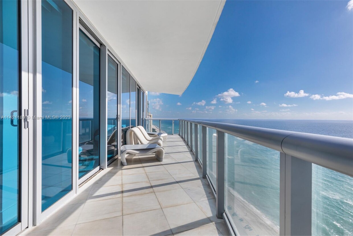 Primary Photo - 17001 Collins Ave