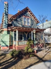 Building Photo - 826 2nd Ave E