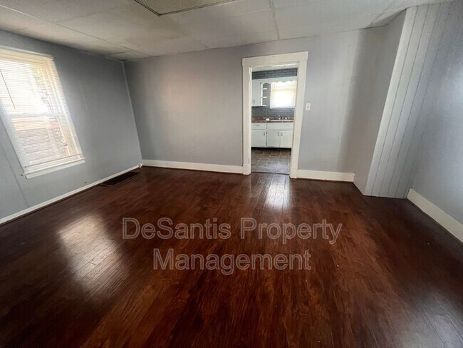 Building Photo - 925 Leeds Ave