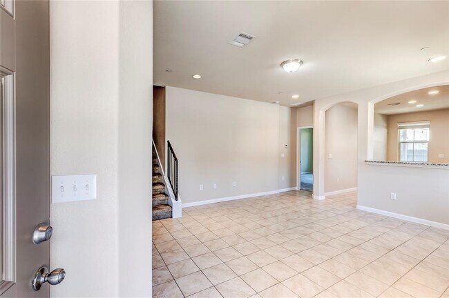 Building Photo - 2880 Donnell Dr