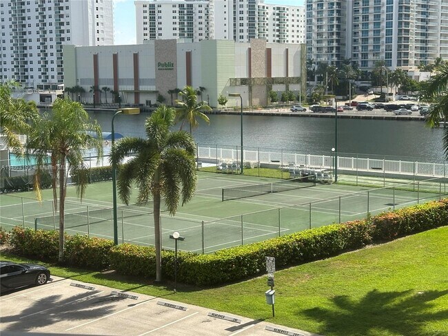 Foto del edificio - 400 Leslie Dr