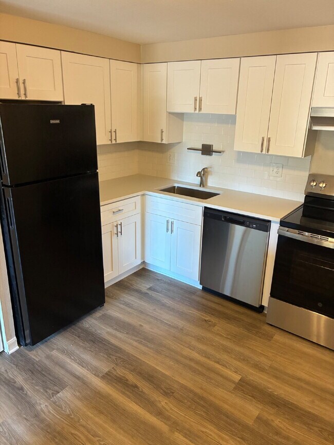 Building Photo - Updated 1 Bedroom 1 Bathroom on Ground Floor - Walkout Patio with easy access to amenities!