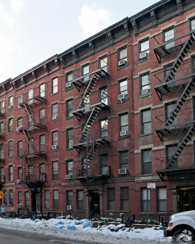 Building Photo - 425 W 45th St