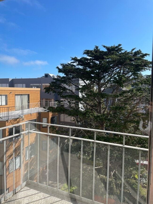 Building Photo - 720 2nd Ave