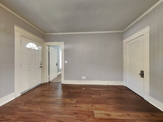 Building Photo - Take Full Advantage of This Garland Home N...