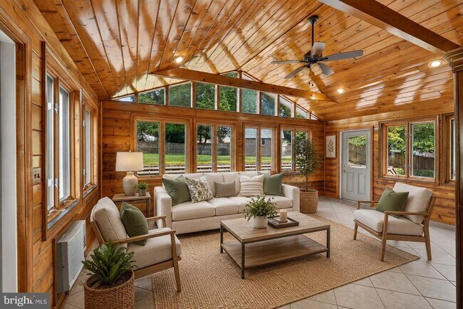 Foto del edificio - 6035 Chatsworth Ln