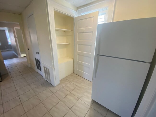 Building Photo - Spacious 1BR Apt now showing!