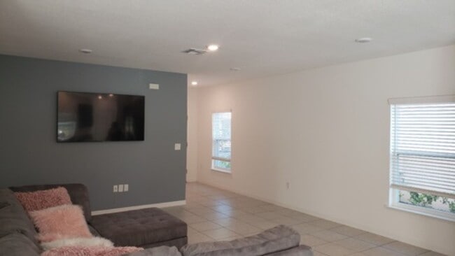 Building Photo - This beautifully well laid out 3BDS/2.5 Bt...