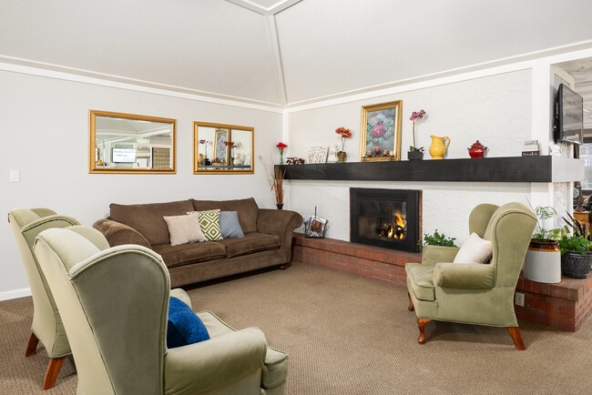 Lobby Lounge - Cove Point Retirement - Independent Living