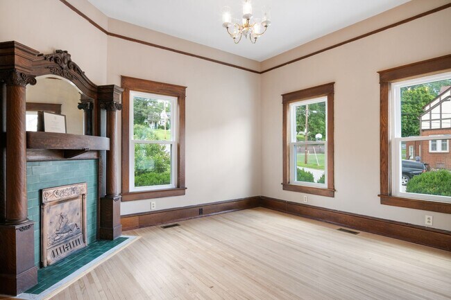 Foto del edificio - 4 to 5 bed / 2 Bath Pet Friendly Just remo...
