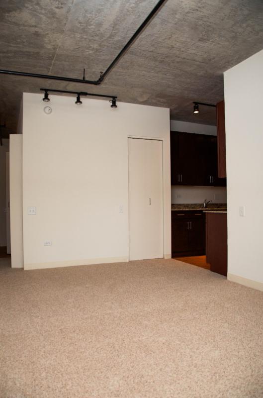 Building Photo - 811 N Clark St