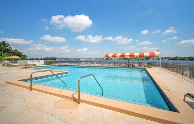 Building Photo - 1301 NE Miami Gardens Dr