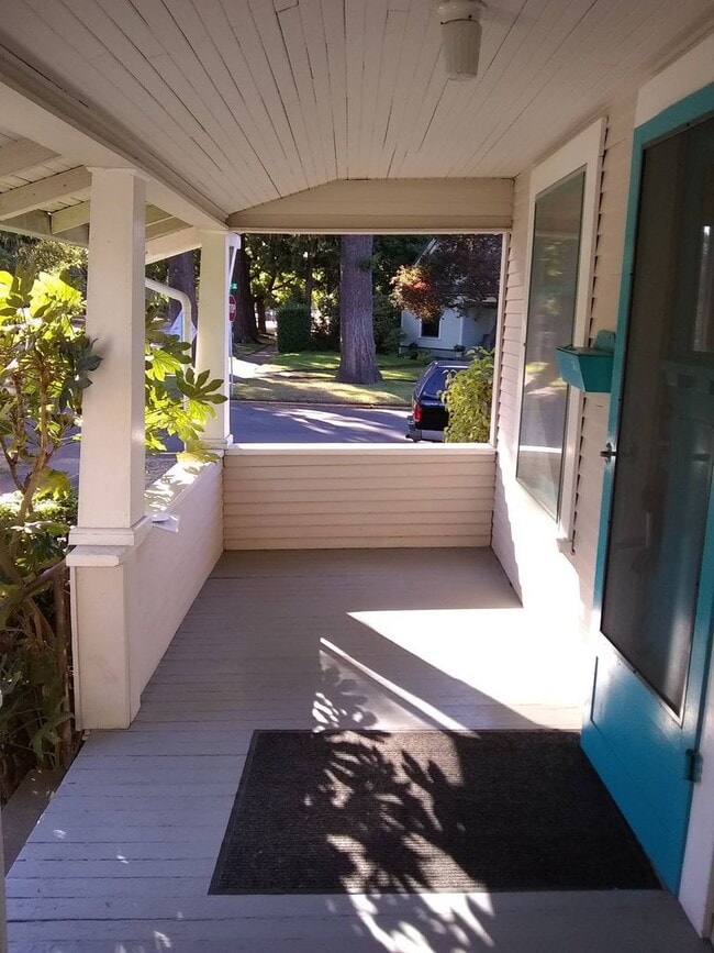 Building Photo - Vintage 1 Bedroom Home!