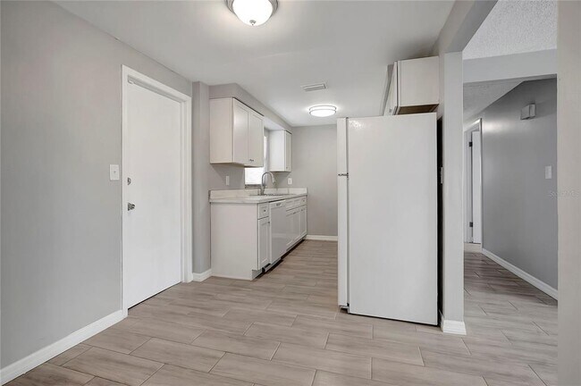 Building Photo - 3127 Oakley Ave S