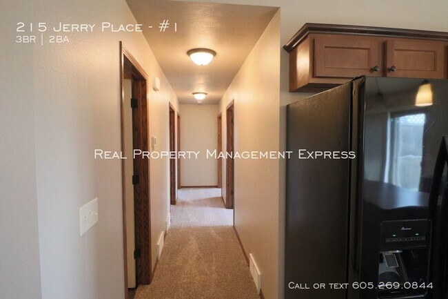 Building Photo - Spacious Townhouse in Tea!