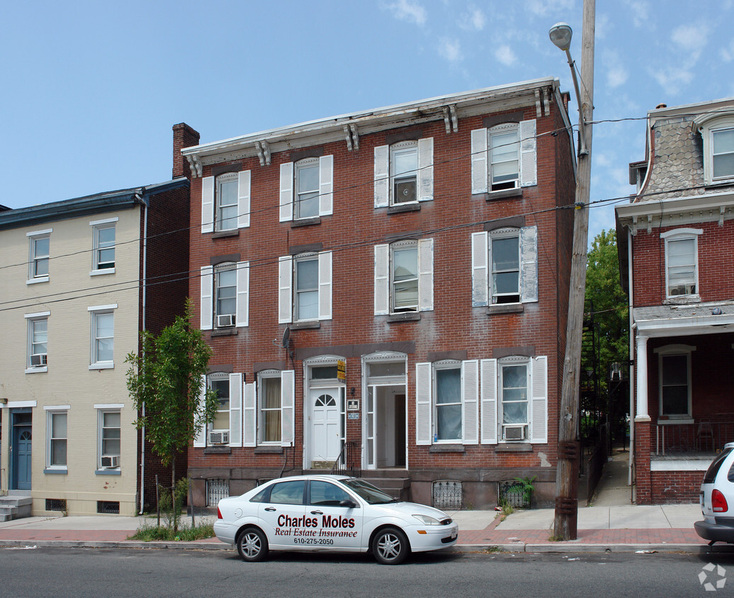 Building Photo - 1023-1025 Dekalb St