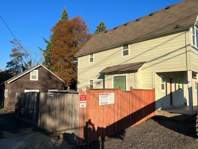 Building Photo - 5 bedroom, 2 bathroom house in Eugene!