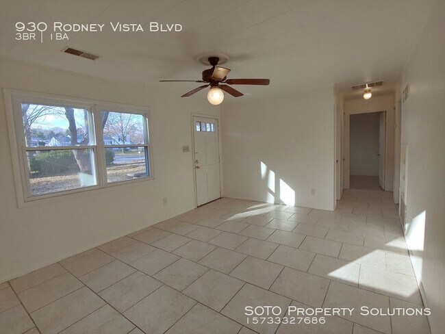 Building Photo - 3BD/1BA House Backs to Arena Park