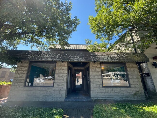 Building Photo - 2 Bedroom 1 Bathroom Apartment in Rosewood...