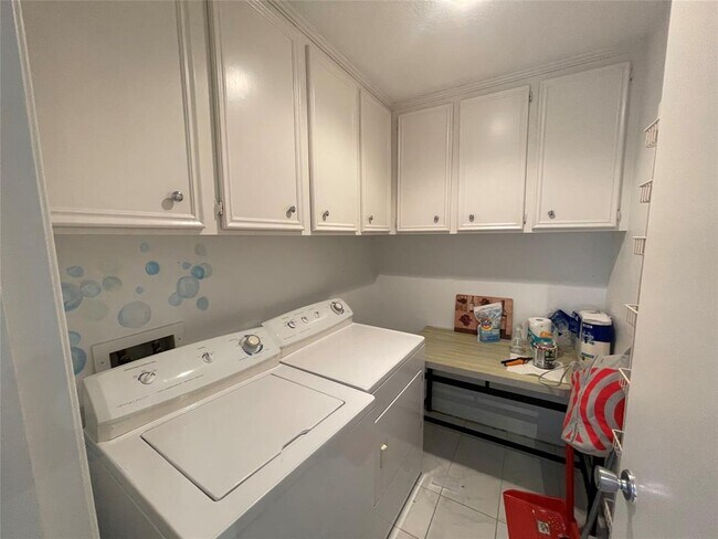 Building Photo - 10901 Glenwolde Dr