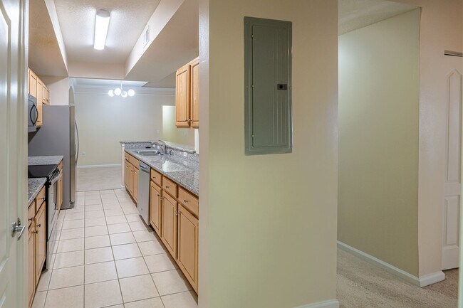 Foto del edificio - Beautiful 3 Bedroom, 2 Bath with Volume ceilings and Private Garage!