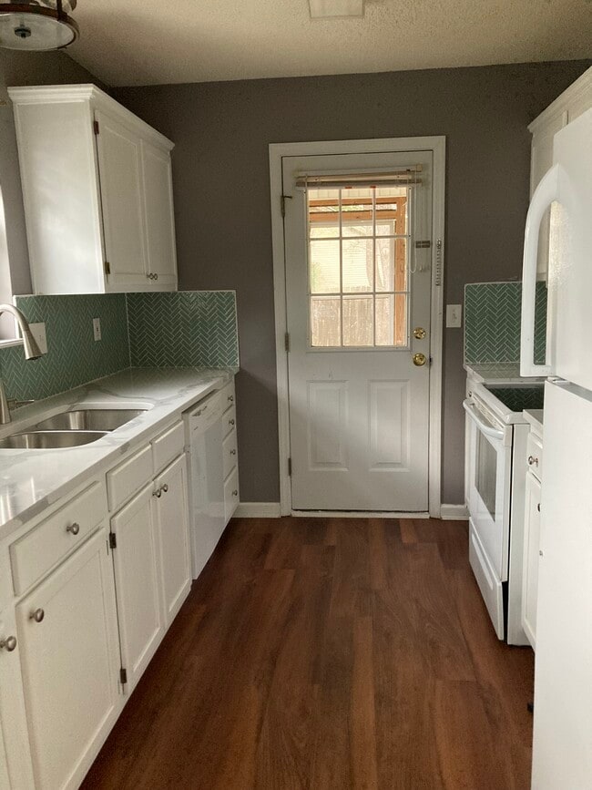 Building Photo - 905 Corlis Dr