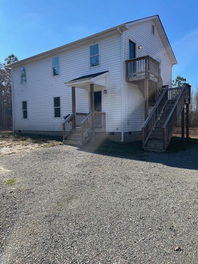 Primary Photo - 3 bedroom / 1 bath apartment (upstairs) Cu...
