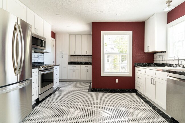 Building Photo - 3-Bedroom 2 Bath Classic Cape Cod House  (...