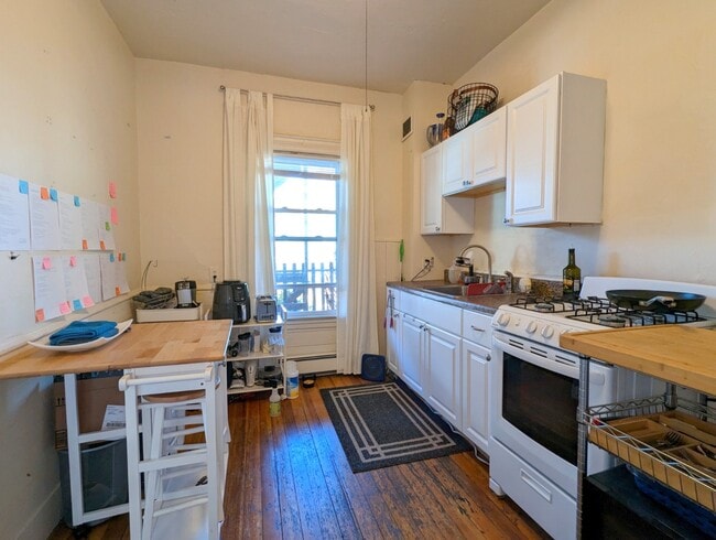 Building Photo - 8 Evergreen Sq