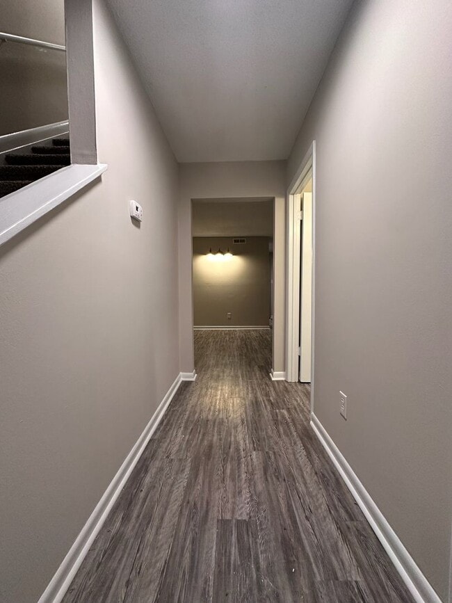 Foto del edificio - Convenient, in town living with garage!