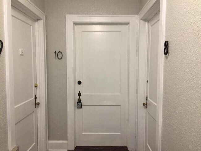 Building Photo - Great Studio Apartment in Downtown Mooresville!