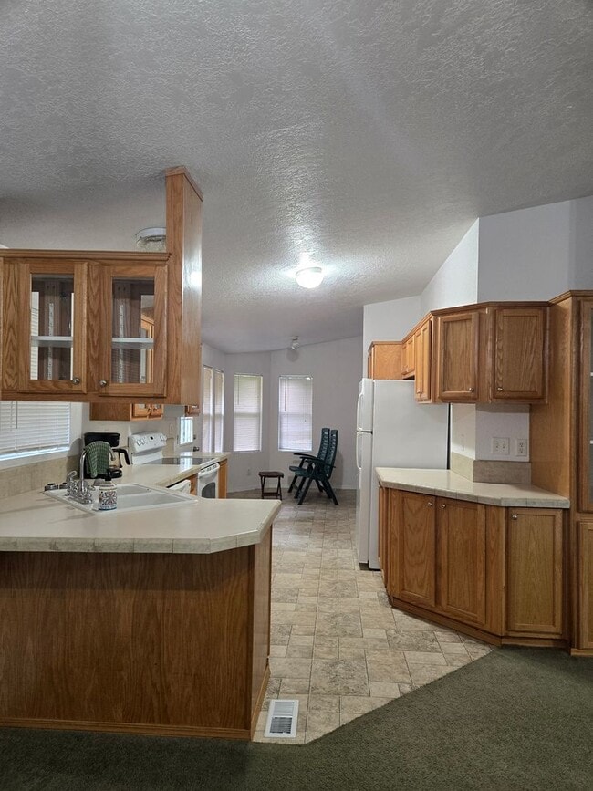 Building Photo - 3 Bedroom 2 Bath