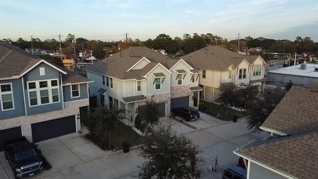 Building Photo - 211 Club Crest Ln