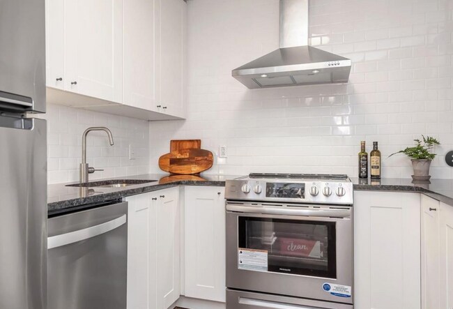 Foto del edificio - Updated Brentwood Forest Condo