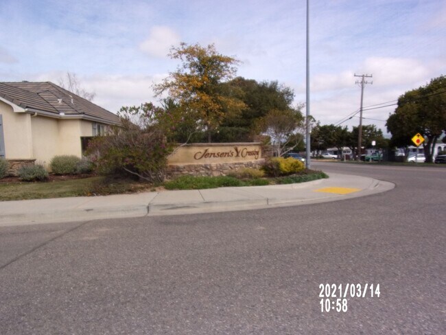 Building Photo - Jensen's Ranch Single Story Home with View...