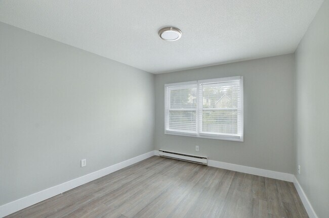 Building Photo - 1049 Pleasant St