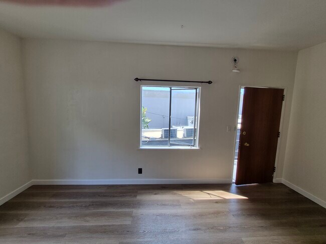 Foto del edificio - 3443 Cahuenga Blvd W