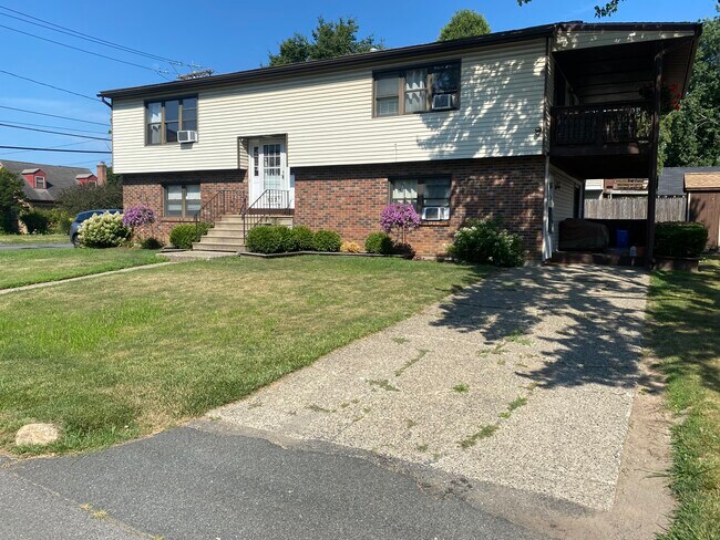 1st Floor Apt with separate driveway/entrance/covered deck - 137 Whitehall Rd