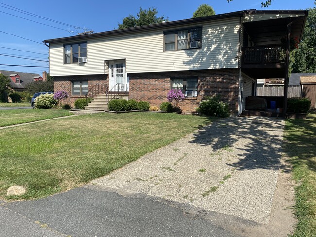 1st Floor Apt with separate driveway/entrance/covered deck - 137 Whitehall Rd