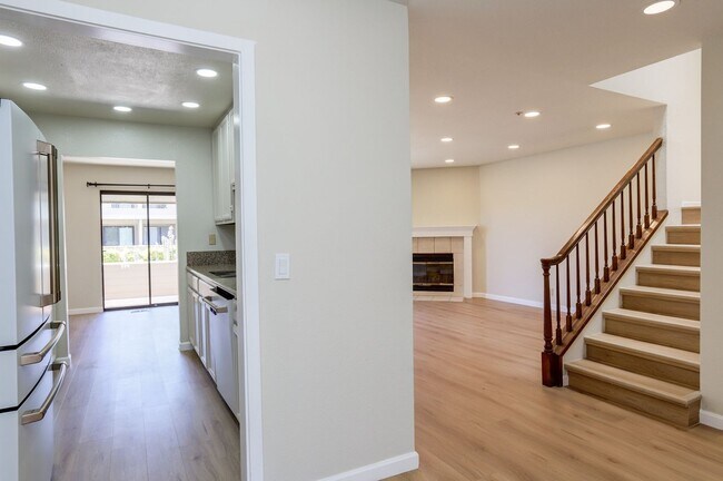 Foto del edificio - 3BR/2.5BA Pet Friendly Marina Green Townhome with Pool & 2-Car Garage | YouTube Tour