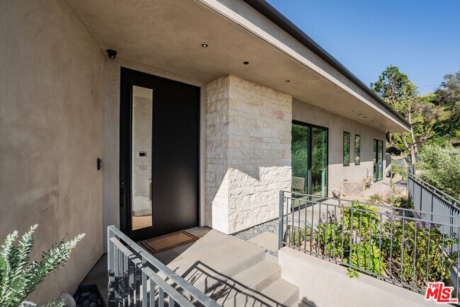 Foto del edificio - 1205 Las Lomas Pl