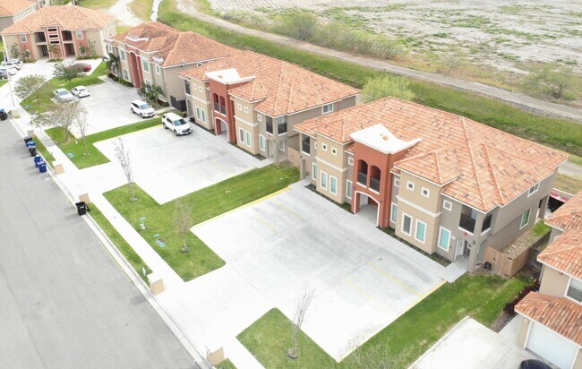 Building Photo - 1204 E Pineridge Ave