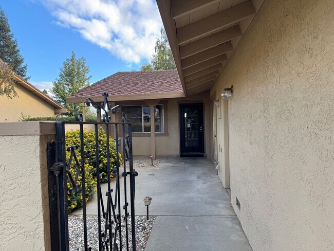 Foto del edificio - For Rent – Charming Woodland Condo with Co...